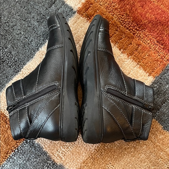 Clarks Collection Ultimate Comfort Women’s Black Side-Zip Booties - Picture 12 of 14